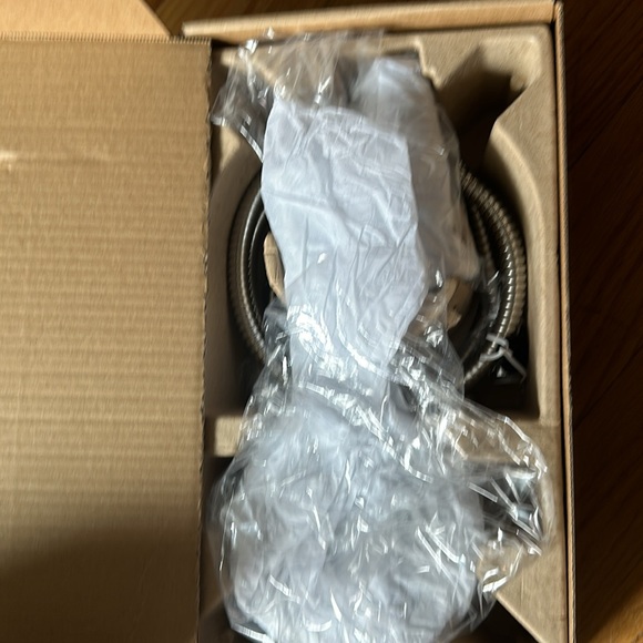 Brondell Nebia Merced
5-Setting Handshower with HaloNetic Double Docking System - Picture 3 of 4